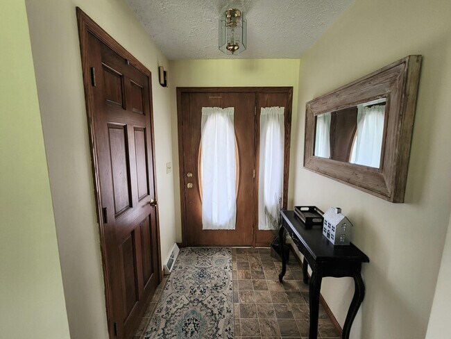 Building Photo - N5968 Lakeview Dr