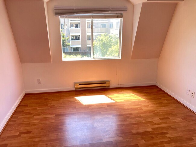 Building Photo - Luxury & Bright Top-floor in one of the sa...