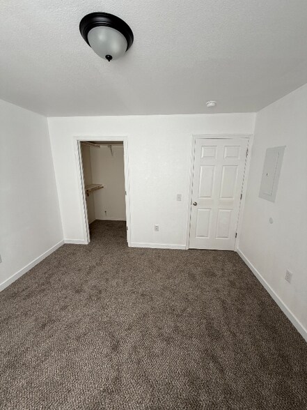 Building Photo - 806 N White Barn Rd
