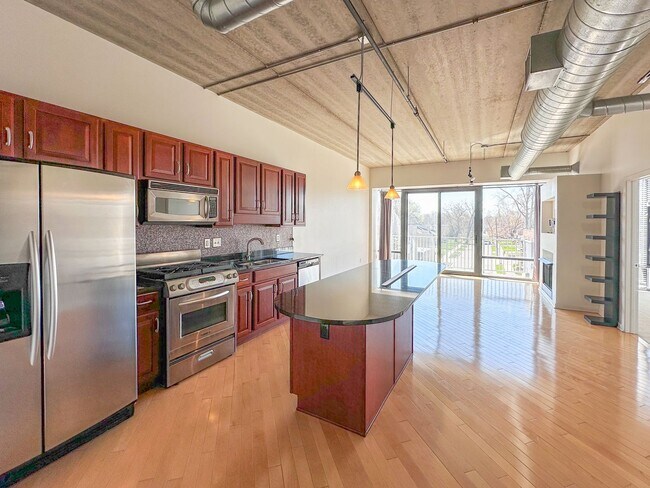 Building Photo - Luxury and Convenience in Royal Oak