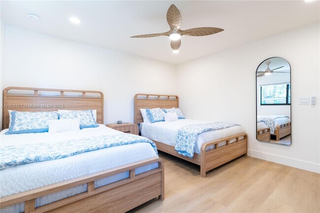 Building Photo - 309 S Riverside Dr