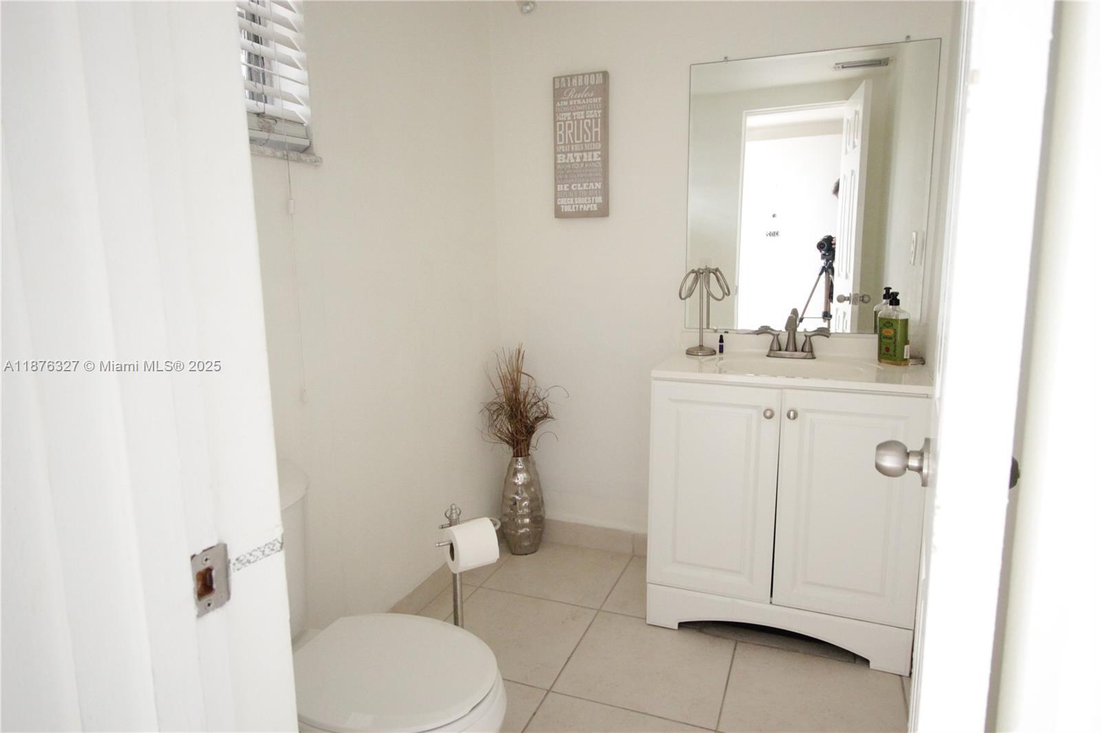 Building Photo - 1591 NE Miami Gardens Dr