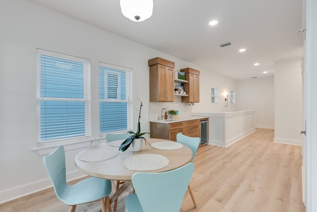 Building Photo - 223 E Lakeshore Dr