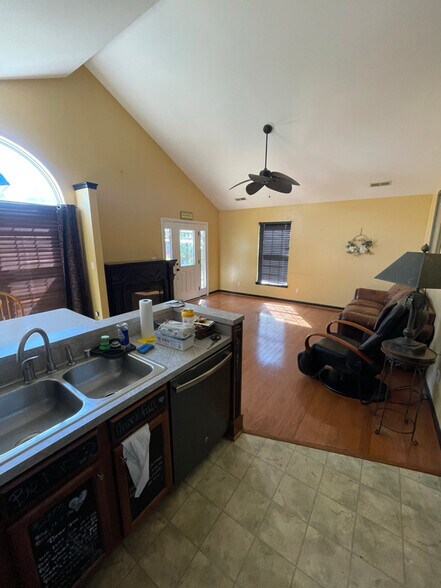 Building Photo - 601 Colonial Ct