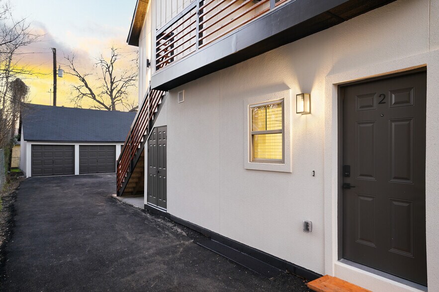 Building Photo - Mistletoe Manor