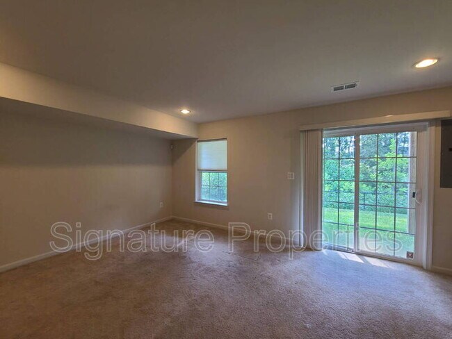Building Photo - 316 Tree Line Dr