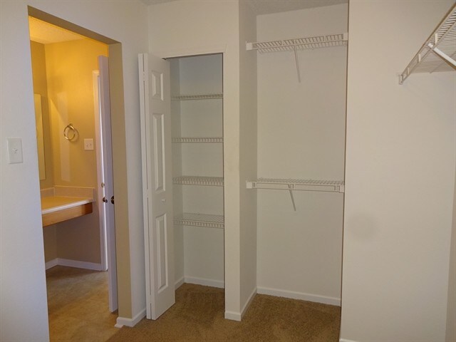 Building Photo - 489 Bourneside Dr