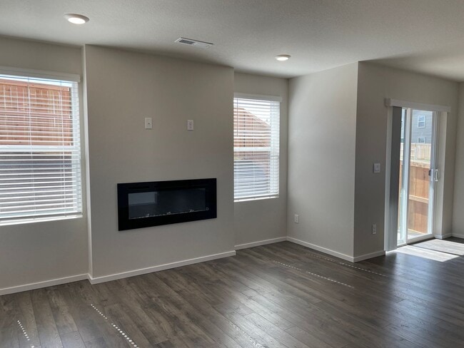 Building Photo - GORGEOUS 4 BED/2.5 BATH! HIGH END FINISHES ! SPACIOUS ROOMS ! FENCED BACK YARD !