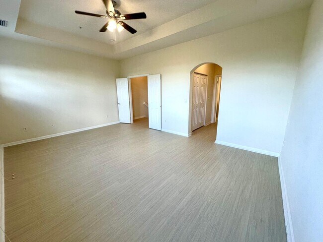 Building Photo - 425 Greenwich Cir