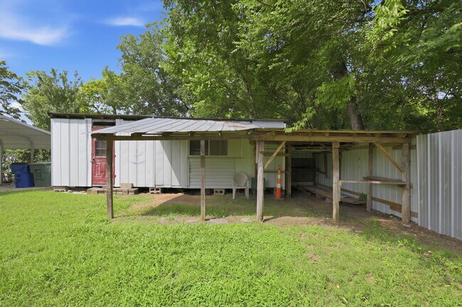 Building Photo - 715 Larry Ave
