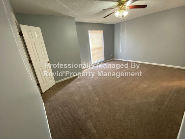 Building Photo - 2 Bedroom Townhome