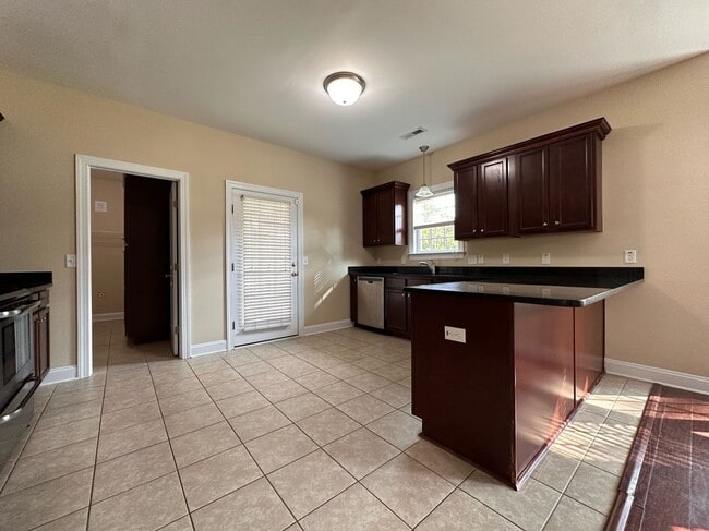 Building Photo - Perfect on Pineflat!