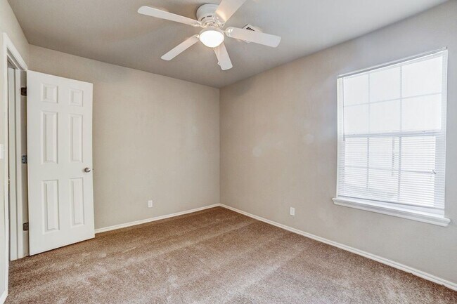 Building Photo - 2 Bedroom + Garage! Available now!