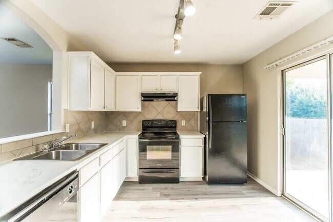 Building Photo - 3003 John Porter Dr