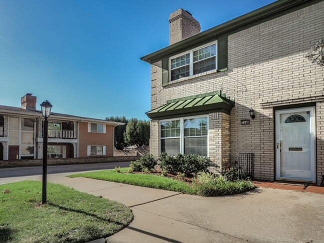 Building Photo - Beautiful midtown condo