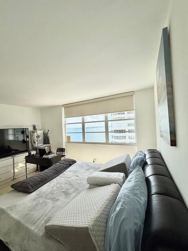 Building Photo - 801 Brickell Bay Dr