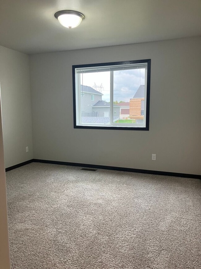 Building Photo - 4 Bed 3 Bath Single Family Home