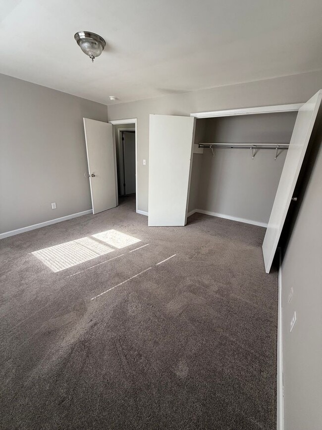 Building Photo - W Ray