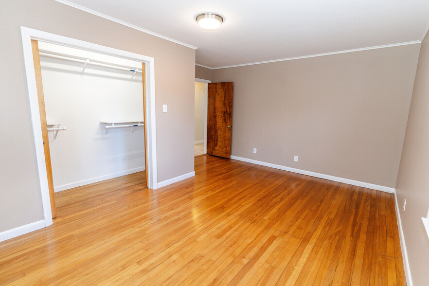 Master bedroom walk-in closet - 28 Newman St