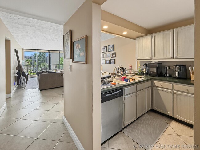 Building Photo - 9 Royal Palm Way