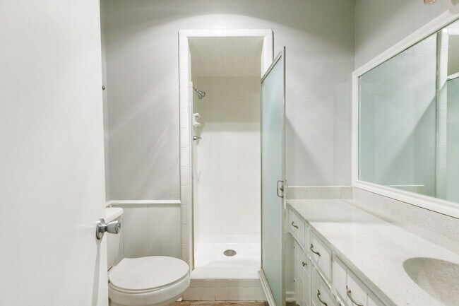 Building Photo - 3 Bedroom with 2 living rooms