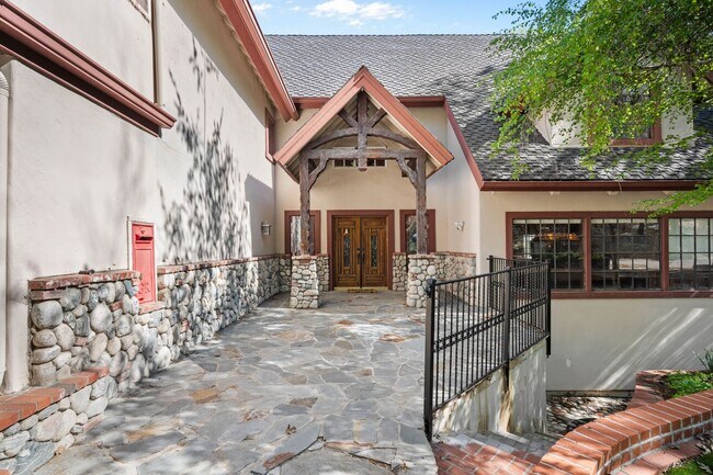 Building Photo - Brilliant Tavern Bay Home