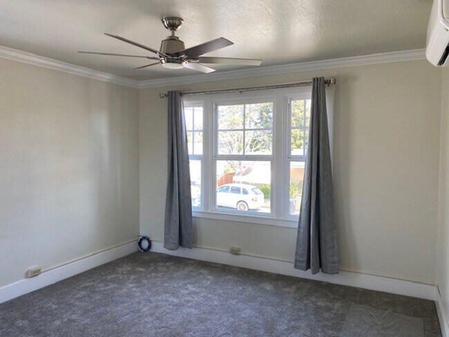 Building Photo - 122 Nueva Ave
