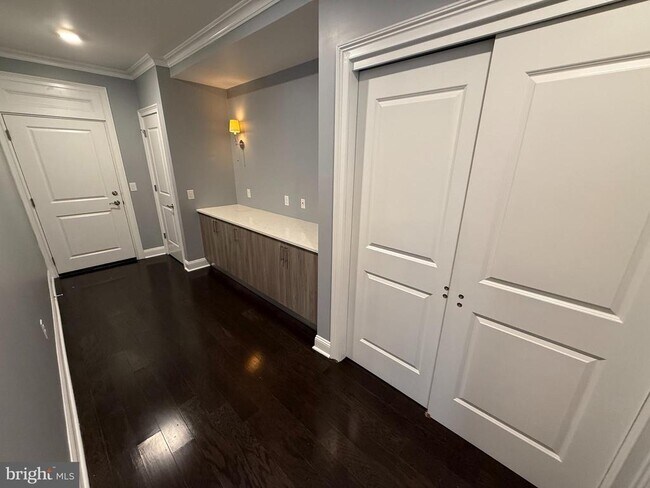 Building Photo - 200 N Sycamore St