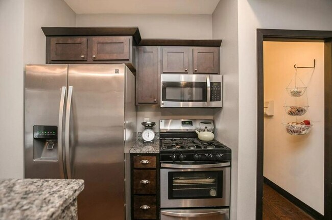 Building Photo - 1023 6th St SE