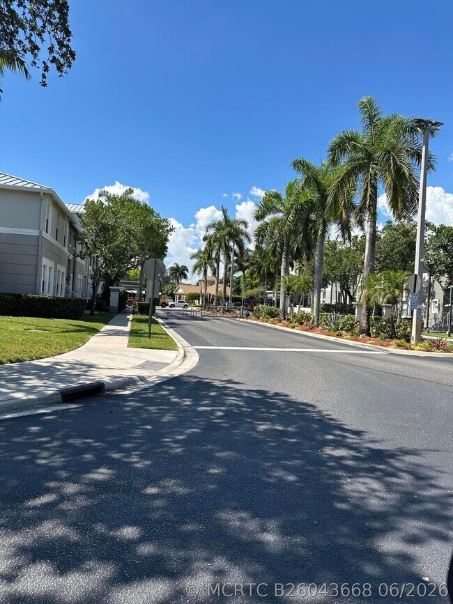Building Photo - 1121 Shoma Dr