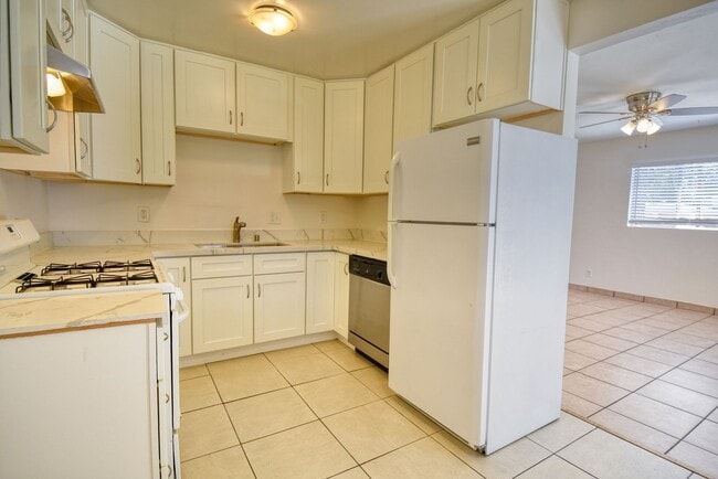 Building Photo - Two Bedroom condo in Pacific Beach