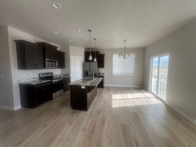 Building Photo - 759 N Hilltop Dr