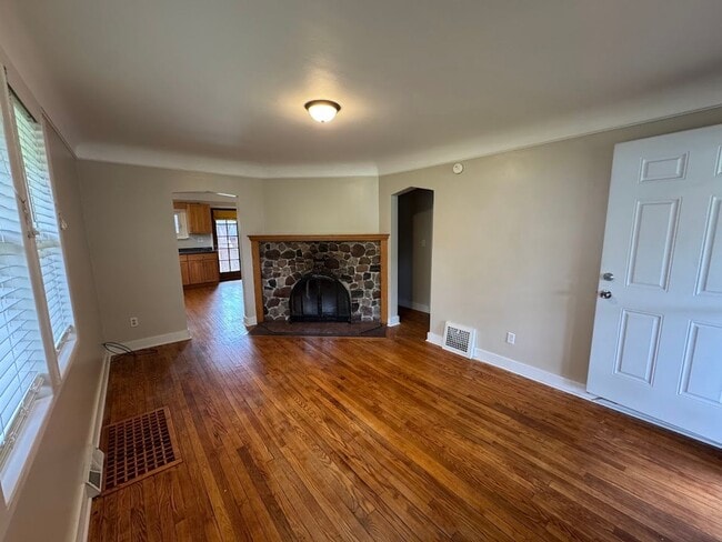 Building Photo - 2 bed 1 bath Rochester Hills ranch with ga...