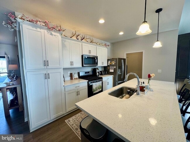 Building Photo - 100 Batik Wy