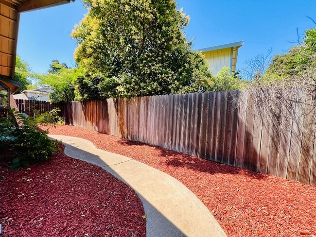 Building Photo - Charming 3 bed/2 bath with detached unit 1...