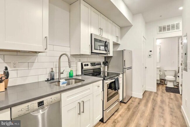 Building Photo - 2531 W Girard Ave