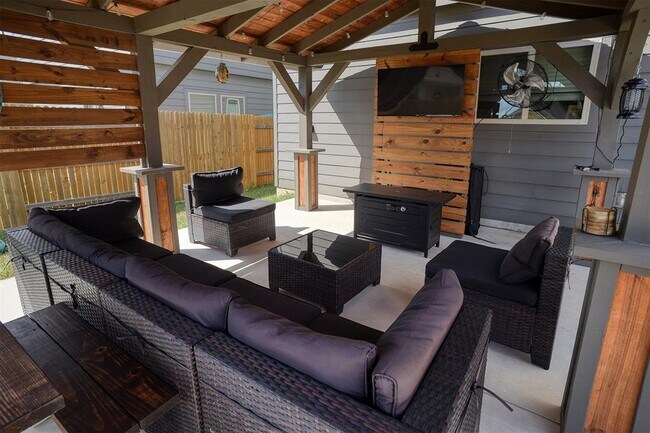 Building Photo - 205 Driftwood Ln