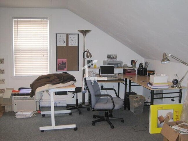 Building Photo - Pets Friendly, Laundry on a Site, Central Heat/AC, Eat-in Kitchen, Private Porch