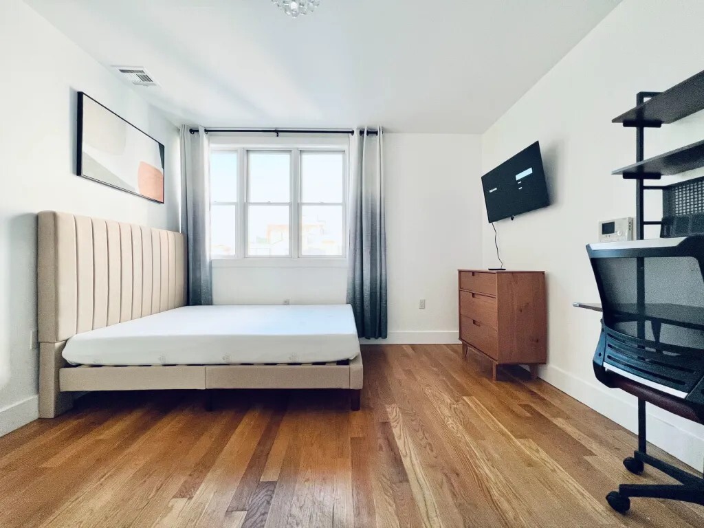 Building Photo - Furnished room/NOT APARTMENT