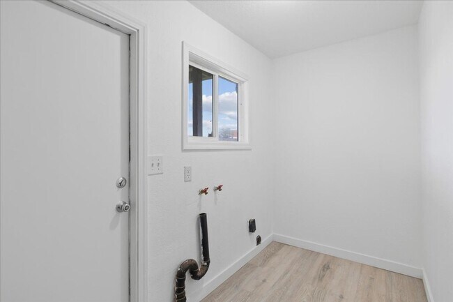 Building Photo - 704 SW 16th Ave
