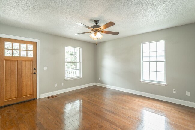 Building Photo - 3 bedroom, 2 bathroom home in the Southside!