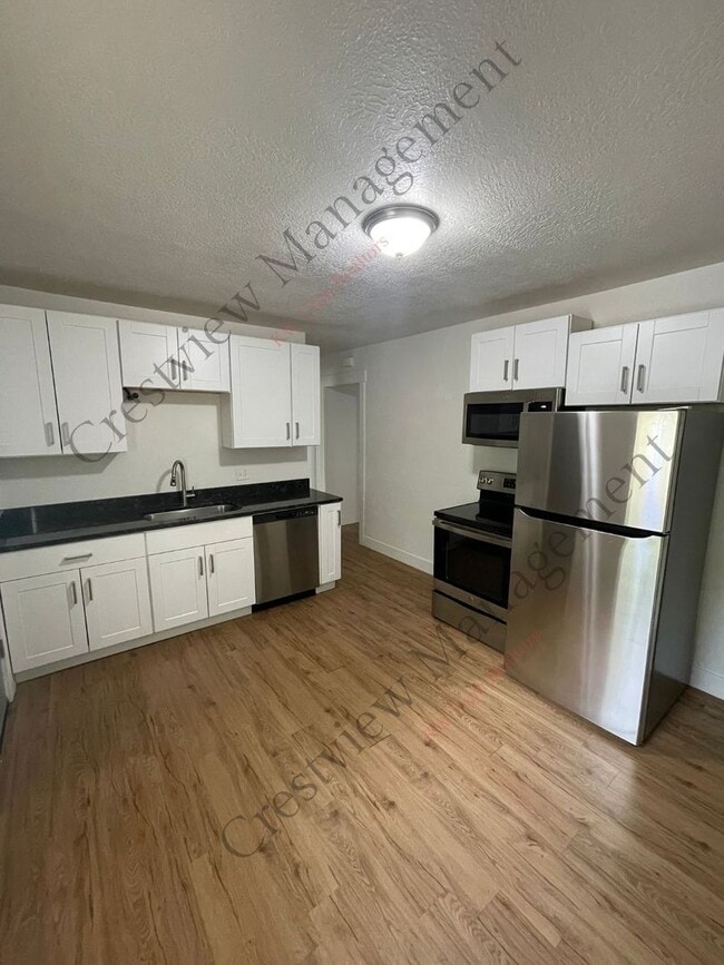 Building Photo - 452 E Lambourne Ave