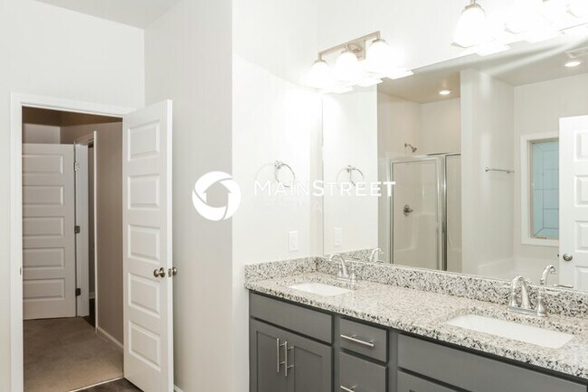 Building Photo - 3 Bedroom Pet-Friendly Home in MERIDIANVIL...