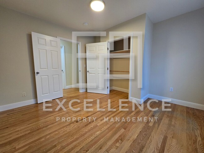Building Photo - 4/2 House With Fireplace, Pets, Real Hardw...