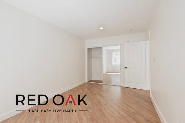 Building Photo - 310 S Kenmore-104