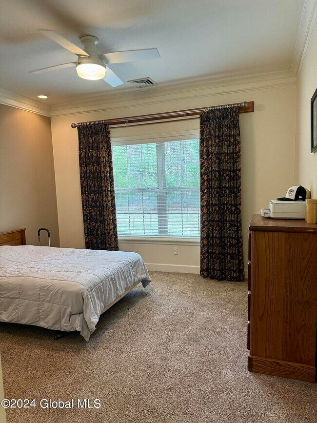 Building Photo - 10 Lancaster Pl