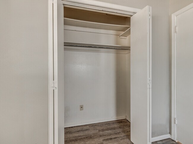 Building Photo - 604 Greenvale Rd