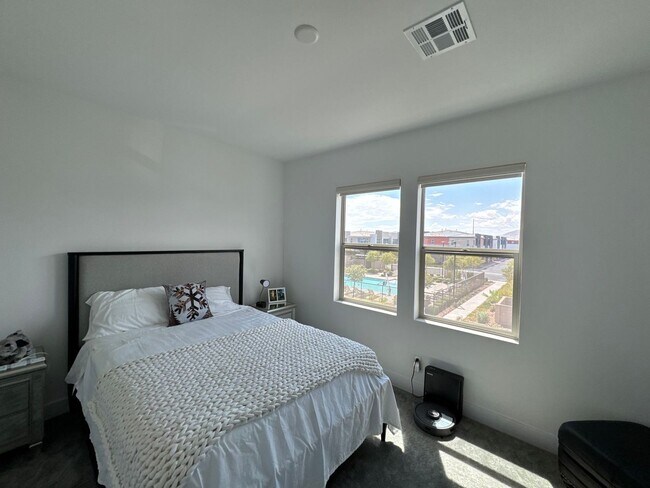 Building Photo - Modern Furnished 3 Bedroom Townhome in Pri...