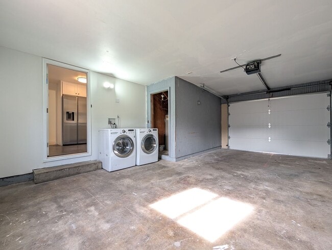 Building Photo - updated 4bed/2bath duplex near Oakway Rd