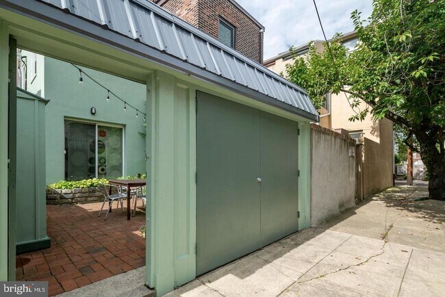 Building Photo - 217 Carpenter St